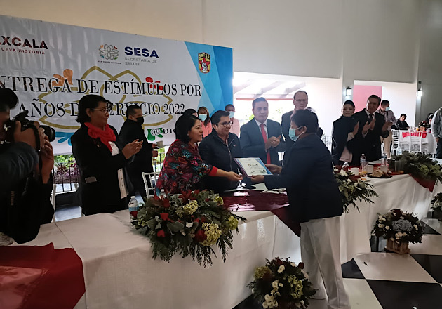 Reconocen a trabajadores del sector salud por años de servicio
