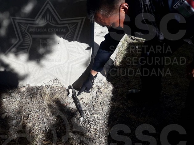 Dejan abandonada un arma de fuego en un camino de terracería, en Tlaxco