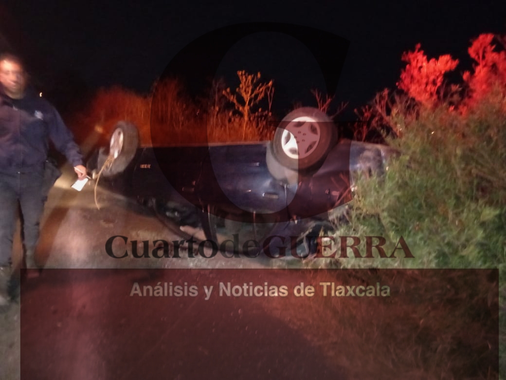 Presuntos militares vuelcan a bordo de su automóvil en Panotla