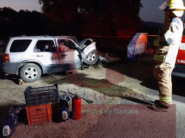 Muere un hombre y queda prensado dentro de una camioneta, en Atlangatepec