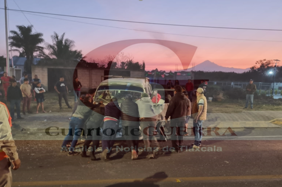 Combi vuelca y deja dos personas lesionadas en Huactzinco
