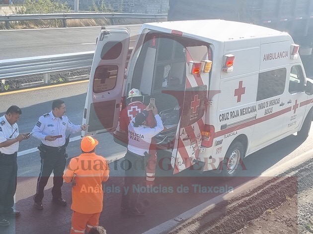 Trío de comerciantes vuelca a bordo de su camioneta en la Apizaco-Tlaxcala