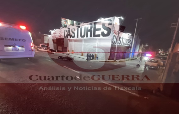 Camioneta provoca accidente y mata a un motociclista al chocarlo, en Chiautempan
