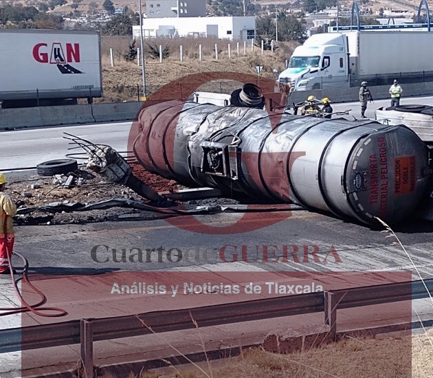 Vuelca y se incendia pipa de combustible en Arco Norte