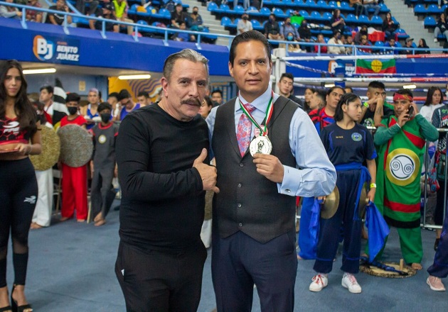 El tlaxcalteca Luis Antonio Herrera recibe medalla por su apoyo al deporte de contacto en México