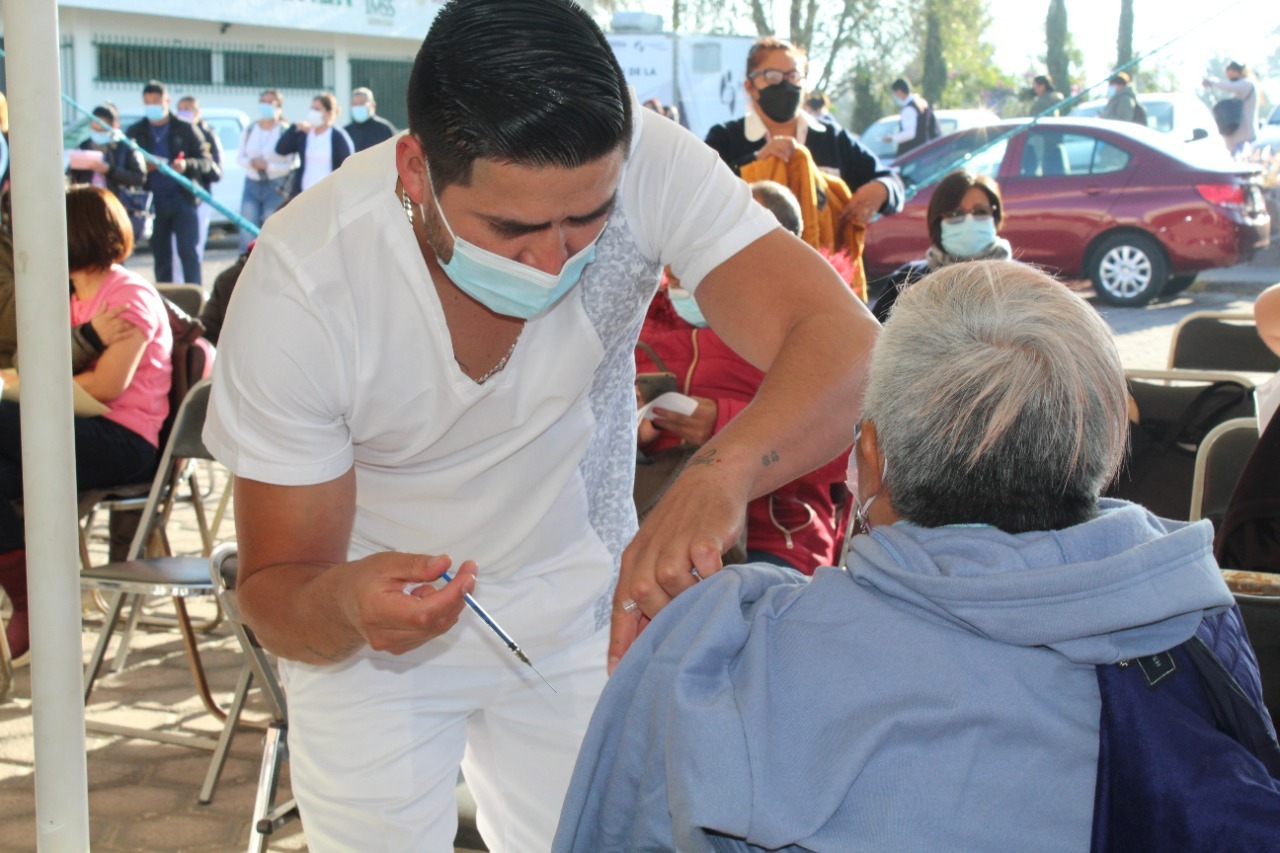 Operan siete puntos de vacunación para aplicar refuerzo universal contra Covid-19