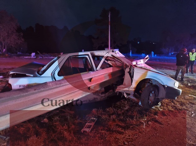 Sobreviven a aparatoso accidente en Periférico Tlaxcala; una barra metálica se incrusta en taxi