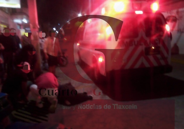 Colectiva impacta y lesiona a dos jóvenes que viajaban en motoneta, en Zacatelco