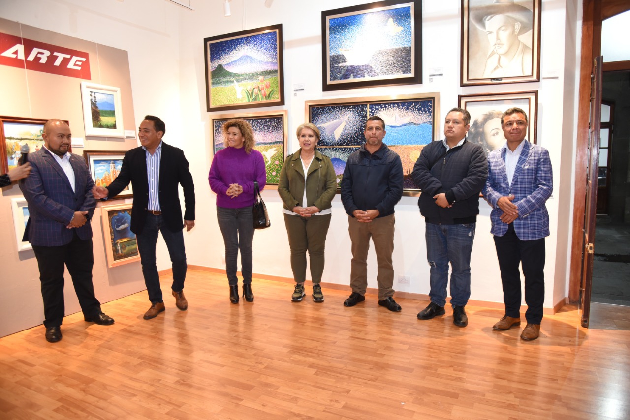 Aprecian visitantes exposición 'Un jardín en el Palacio', en la galería municipal Desiderio Hernández Xochitiotzin