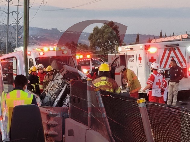 Mueren dos hombres tras volcadura en Periférico Tlaxcala