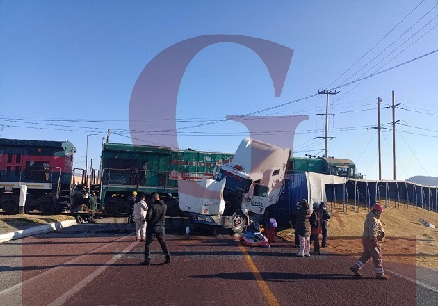 Tractocamión intenta ganarle al tren y es embestido, en Calpulalpan