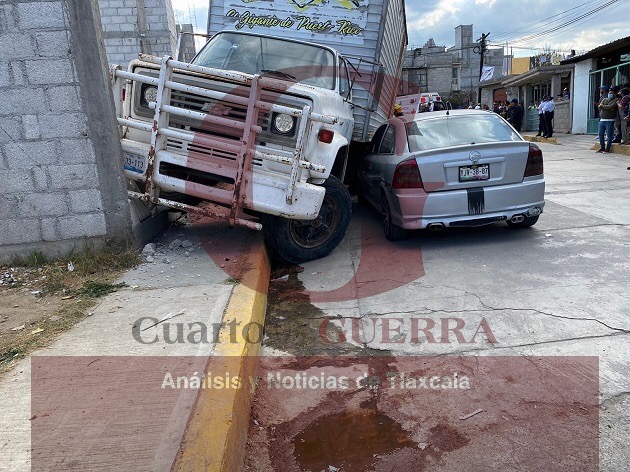 Conductor de camión queda prensado tras presunta falla mecánica, en Huamantla