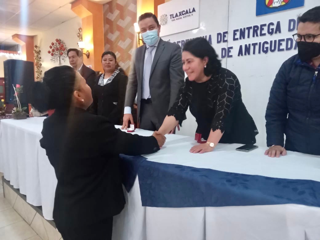 Entregan medallas a personal de la Secretaría de Salud por años de servicio