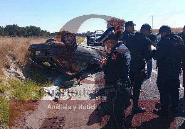 Familia sufre aparatosa volcadura en Huamantla