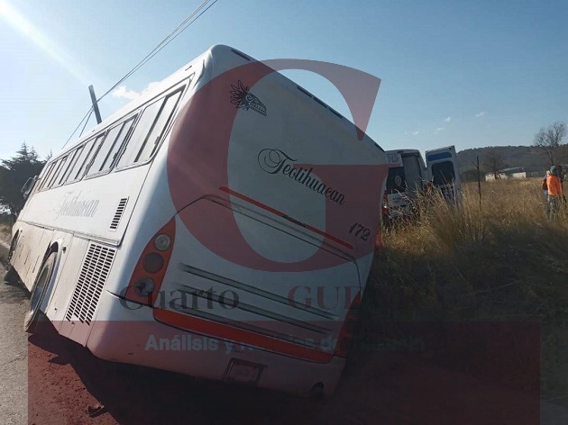 Cinco lesionados tras choque entre autobús de pasajeros y camioneta en Tlaxco