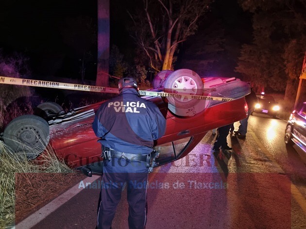 Vuelca conductor su auto y lo abandona, en la Texoloc-Tlaxcala