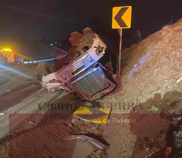 Trailero queda sepultado al volcar con su pesada unidad y muere, en Calpulalpan