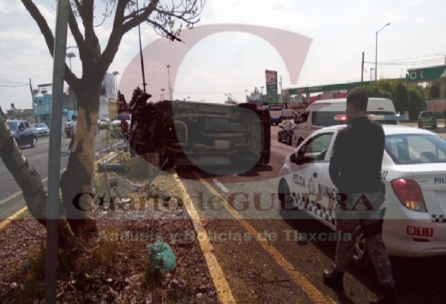 Vuelca camioneta sobre la Vía Corta; dos hombres resultaron heridos
