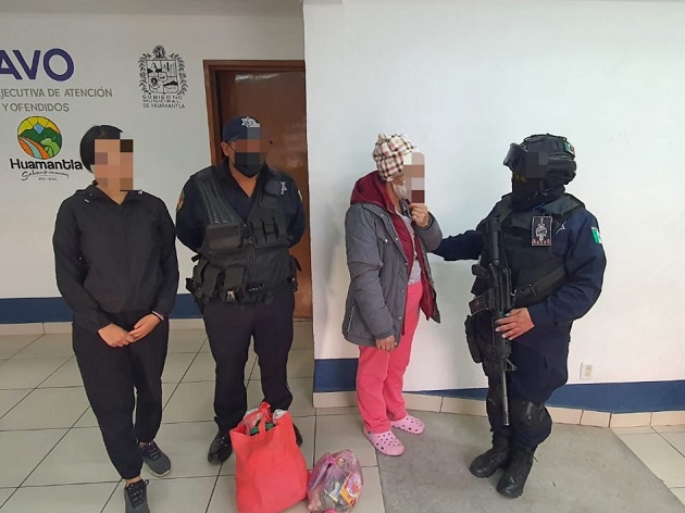 Reúnen Policías de Huamantla a persona extraviada con sus familiares