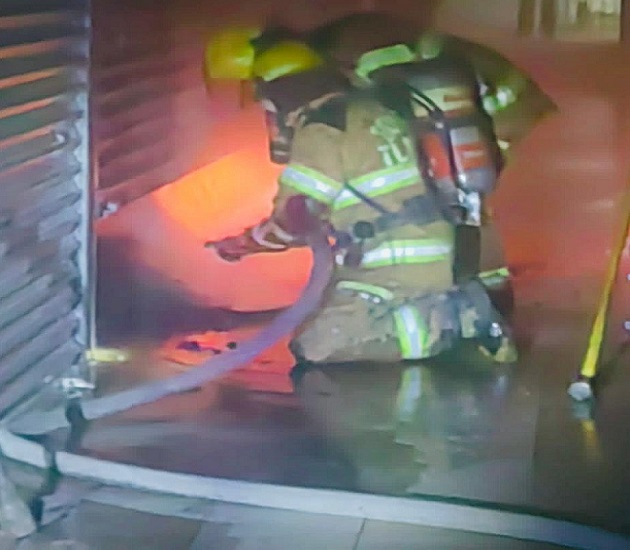 Atienden corporaciones municipales y Bomberos incendio en local del mercado de Chiautempan