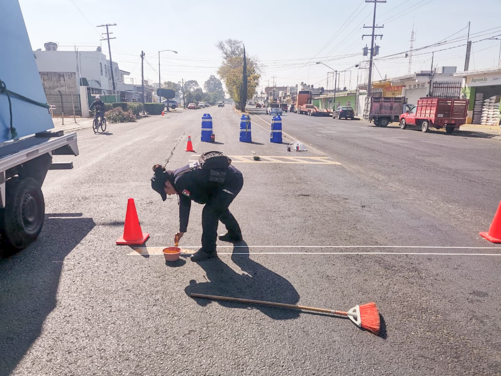 Realizan balizamiento en calle Abasolo, en Apetatitlán