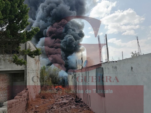 Aparatoso incendio de residuos textiles en Nopalucan movilizó a personal de emergencias