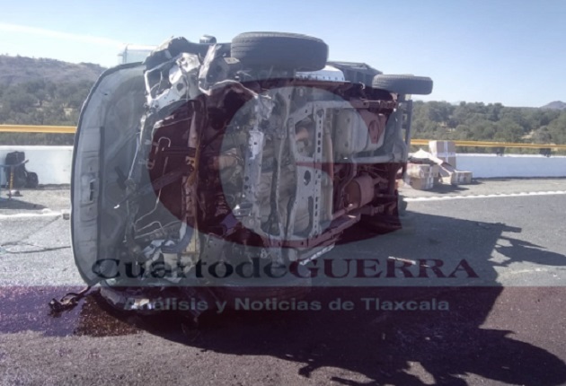 Por posible pinchadura de neumático, vuelca una camioneta en la México-Veracruz