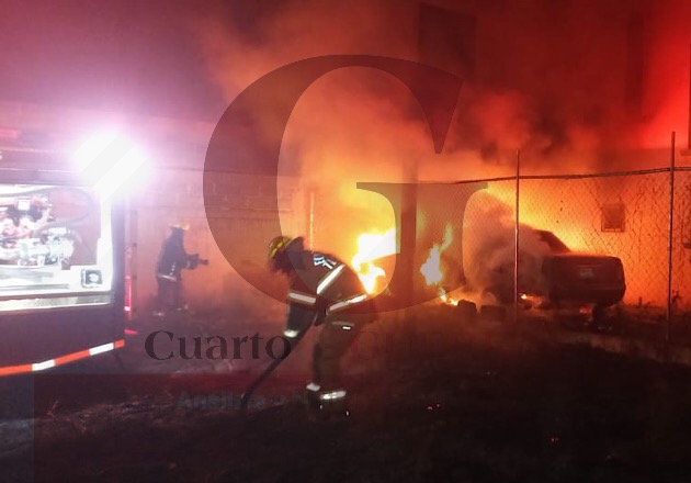 Auto es consumido por un incendio en Tepeyanco