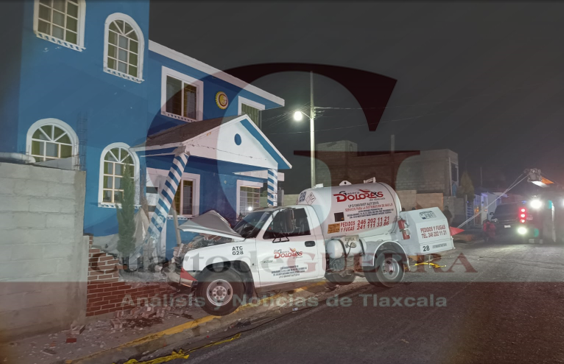 En Tetla, por supuesta falla mecánica, pipa de gas colisiona contra una casa
