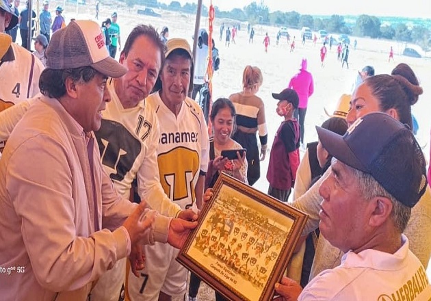 En domingo de fútbol, Vicente Morales convive con equipo Pumas de San Simeón Xipetzinco
