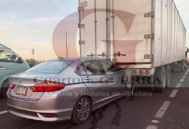 Salva la vida tras incrustarse en la caja seca de un tráiler en Tepeyanco