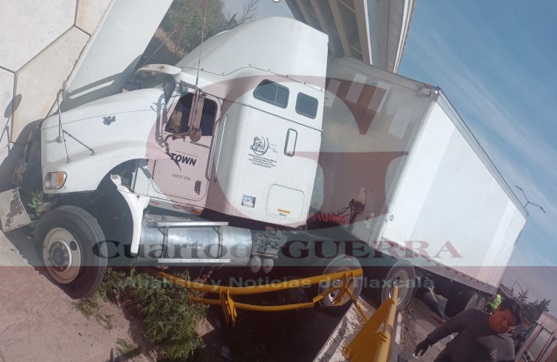 Sobreviven tripulantes de vehículos después de ser embestidos por un trailer, en El Molinito