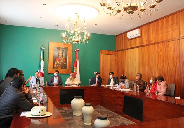 Buscan diputados conciliar conflicto de pensionados; los atiende comisión
