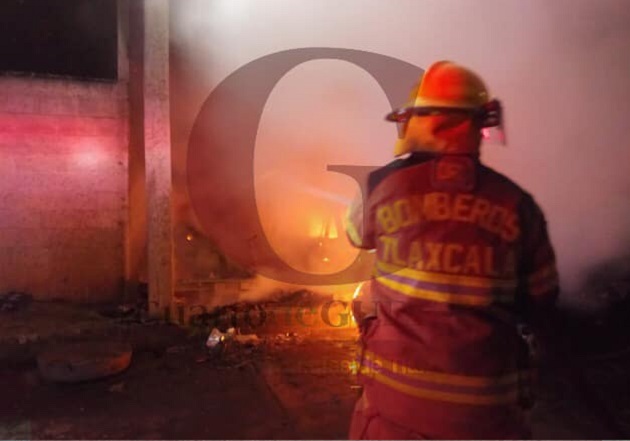 Combaten Bomberos dos fuertes incendios; uno en Contla y otro en Tenancingo