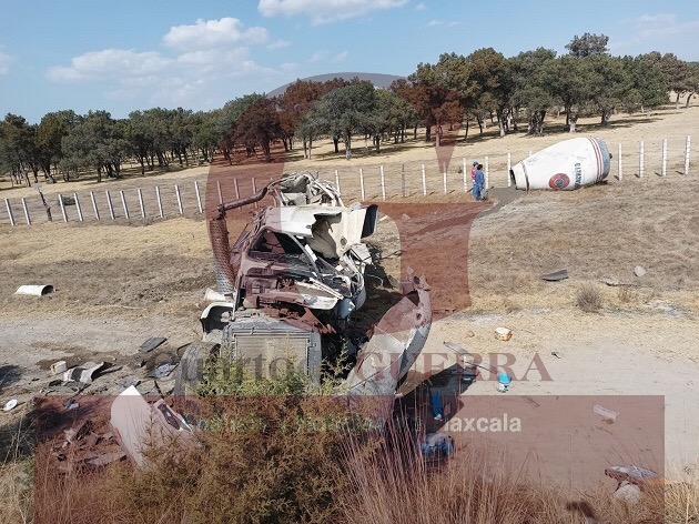Resulta lesionado conductor de un camión revolvedor, en Xaloztoc