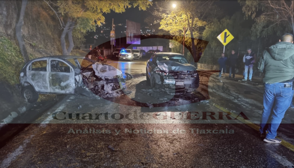 Conductora en estado de ebriedad choca contra auto oficial de la PGJE y provoca incendio