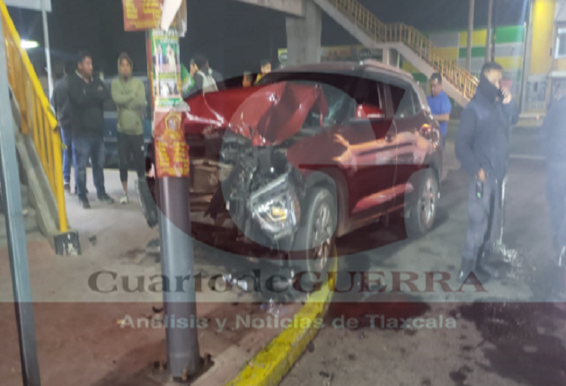 En Teolocholco,  una camioneta atropella a dos personas