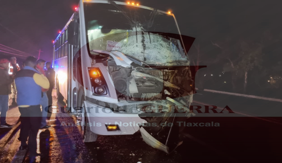 Minibús de transporte de personal choca contra unidad de carga, en Panotla
