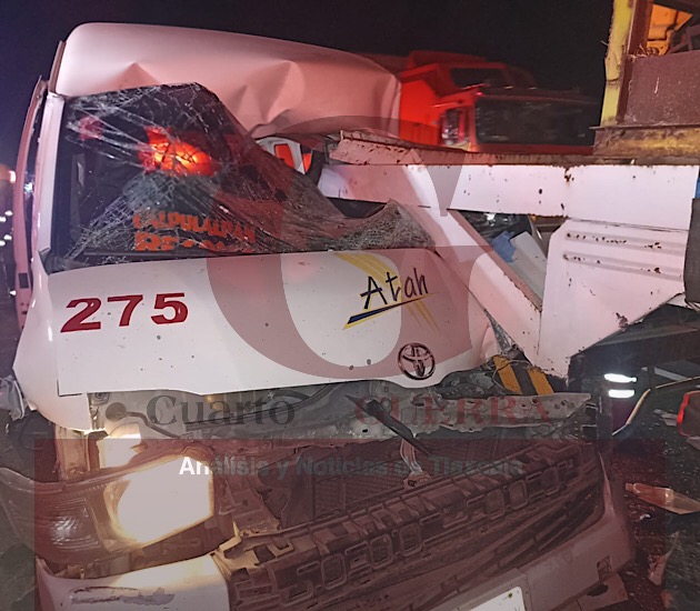 Rescatan a chofer de transporte público de Atah que quedó prensado tras choque, en Hueyotlipan