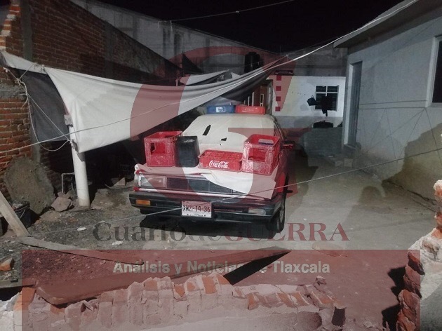 Camión de empresa cervecera se impacta y daña vivienda en Chiautempan