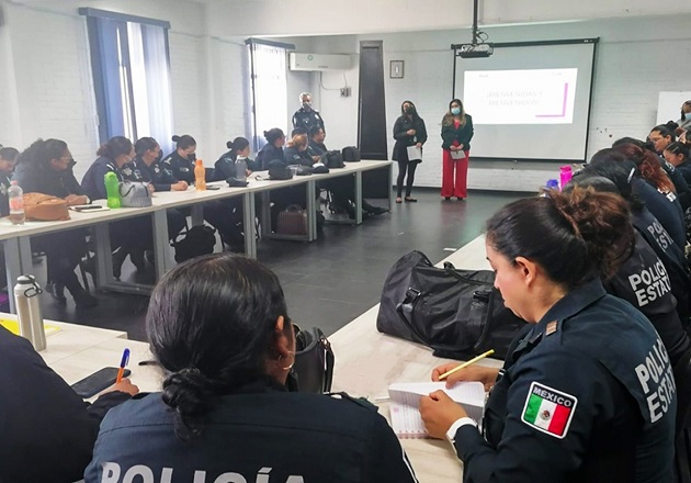 Sensibiliza Centro de Justicia para las Mujeres a policías sobre funcionamiento de ‘Patrulla Rosa’