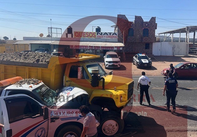 Conductor de grúas resultó herido y atrapado tras choque en Tetla