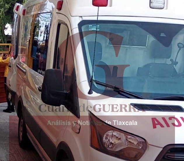 Salvan la vida a niño a quien le cayó una portería en Chiautempan