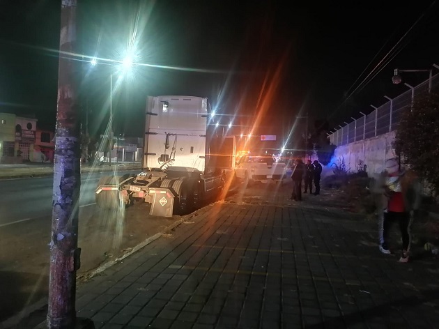 Recupera Policía Municipal de Papalotla tractocamión con reporte de robo