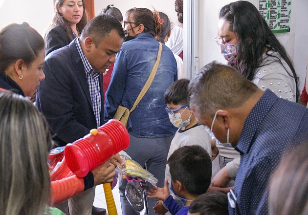 Alcalde Ángelo Gutiérrez entrega juguetes a niñas y niños de Apetatitlán
