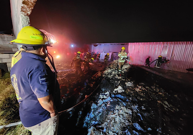 Atienden Policía de Chiautempan y Bomberos incendio en fábrica textil