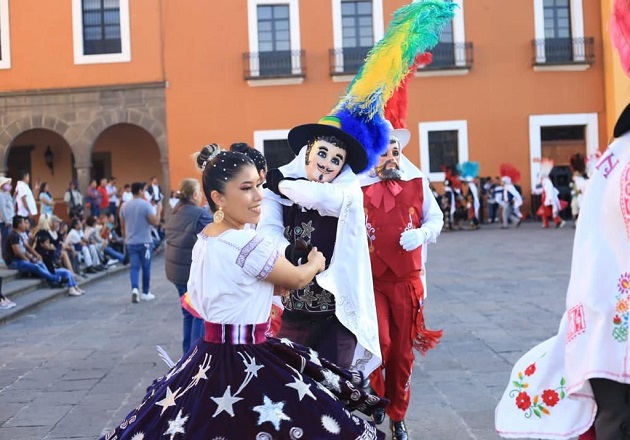 Triunfa el Carnaval de Chiautempan en su gira por Puebla