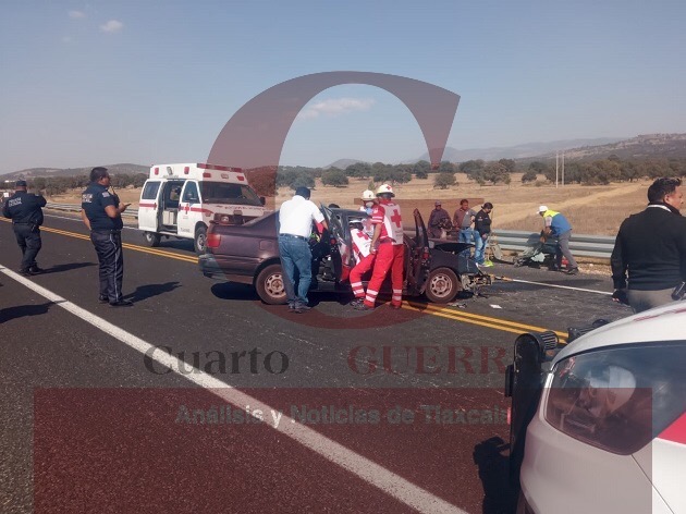 En Tetla, colisiona vehículo contra tráiler y deja un lesionado