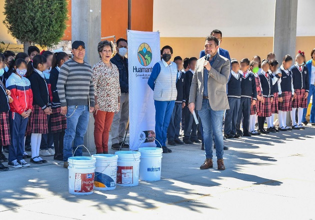 Entrega Salvador Santos Cedillo material para la comunidad estudiantil de Hermenegildo Galeana de Huamantla
