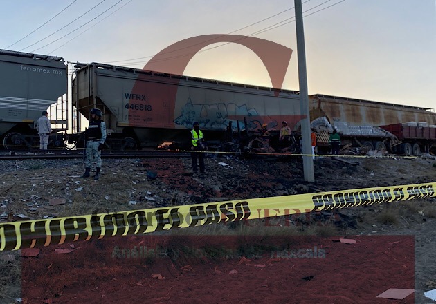 Calcinado muere trailero en accidente contra un tren, en Huamantla